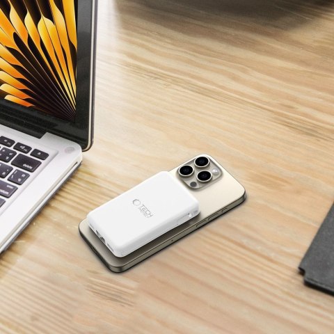 Powerbank magnetyczny PB31 10000mAh 15W MagSafe z kablami USB-C iPhone Lightning - biały