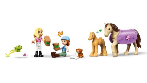 LEGO Friends 42695 - Przyczepa z koniem i źrebaczkiem