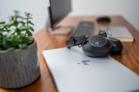 POLY Zestaw słuchawkowy Voyager Surround 80 UC USB-C + przejściówka USB-C/A