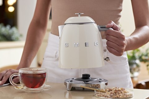 Czajnik SMEG KLF05CREU mini 0,8L creme