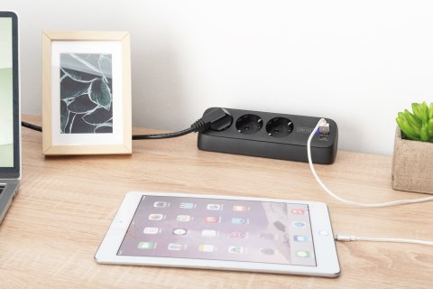 Digitus 3-drożna biurowa listwa zasilająca z 2 złączami USB-A i 1 złączem USB-C, czarna