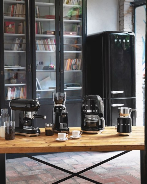 Smeg MFF11BLEU spieniacz / podgrzewacz do mleka Automatyczny spieniacz/podgrzewacz do mleka Czarny