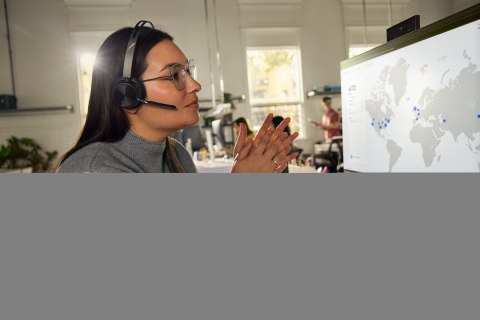 POLY Zestaw słuchawkowy Voyager Focus 2 z certyfikatem Microsoft Teams USB-C-C + przejściówka USB-C/A + podstawka ładująca