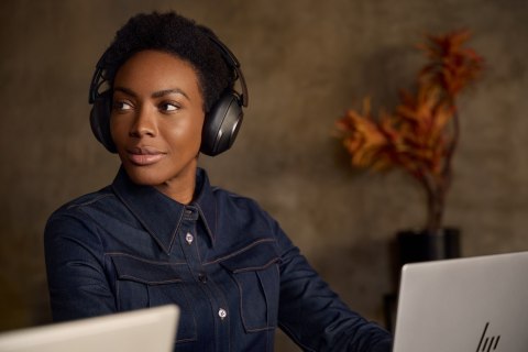 POLY Zestaw słuchawkowy Voyager Surround 80 UC USB-C + przejściówka USB-C/A