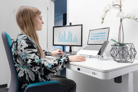Digitus Biurko z elektryczną regulacją wysokości oraz stacją ładowania USB i szufladą
