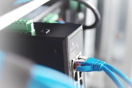 Switch przemysłowy 7-portowy Gigabit PoE+ z 1x PD, IEEE802.3af/at, DIN rail, rozszerzony zakres temp.