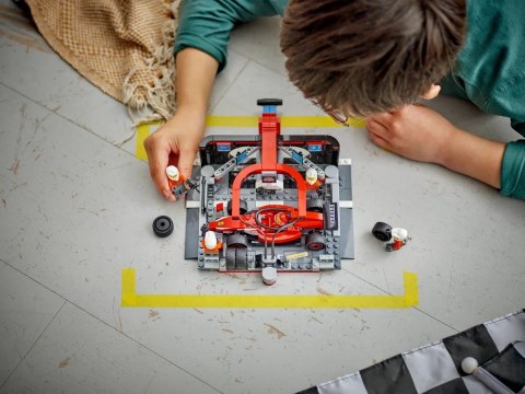 LEGO City 60443 - F1 Pit stop i mechanicy z bolidem Ferrari