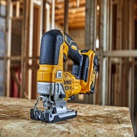 Wyrzynarka akumulatorowa DeWALT DCS334P2-QW 18V z silnikiem bezszczotkowym 2x5.0Ah