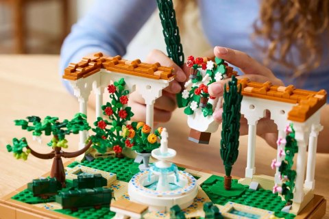 LEGO Icons 10359 Fontanna w ogrodzie