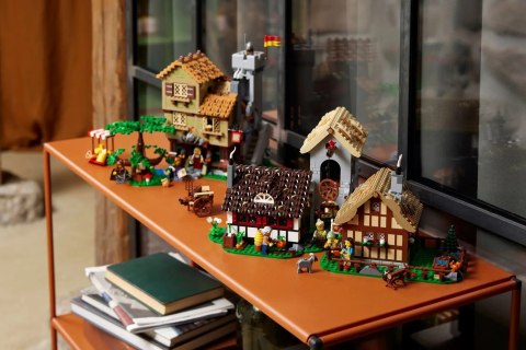 LEGO Icons 10332 Średniowieczny plac miejski