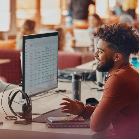 Słuchawki Poly Voyager Focus 2 z certyfikatem Microsoft Teams USB-C-C Headset + USB-C/A Adapter + podstawka ładująca 9T9J6AA#AC3